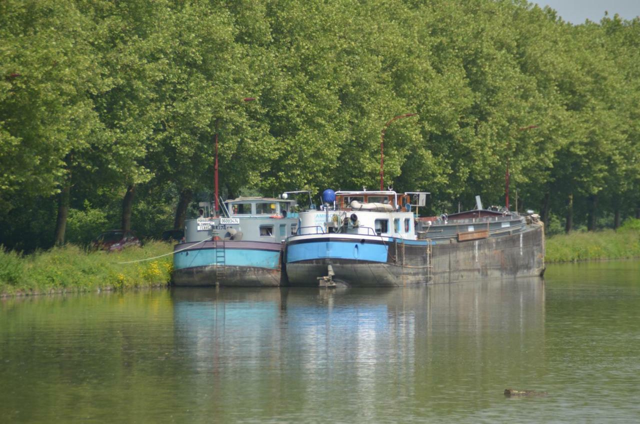 Peniche "Le Defi" Bed & Breakfast Marolles-sur-Seine Exterior photo